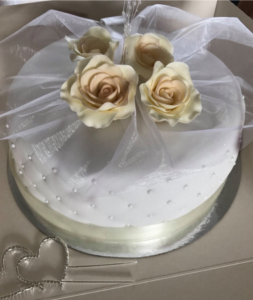 Bröllopstårta med vita rosor
