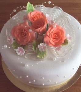 Bröllopstårta med rosa blommor